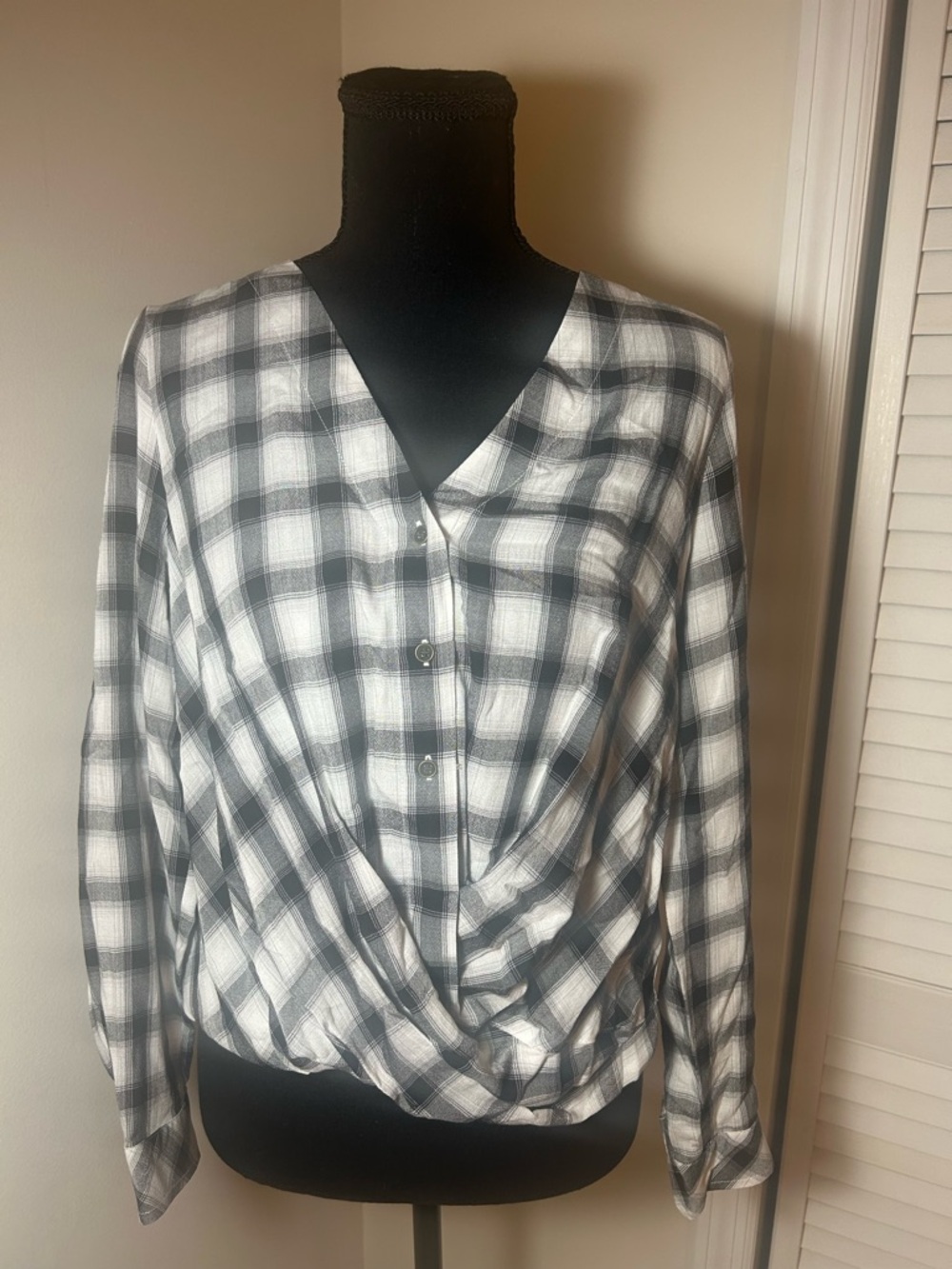 a.n.a Black and White Plaid Twist-Hem V-Neck Tunic XS